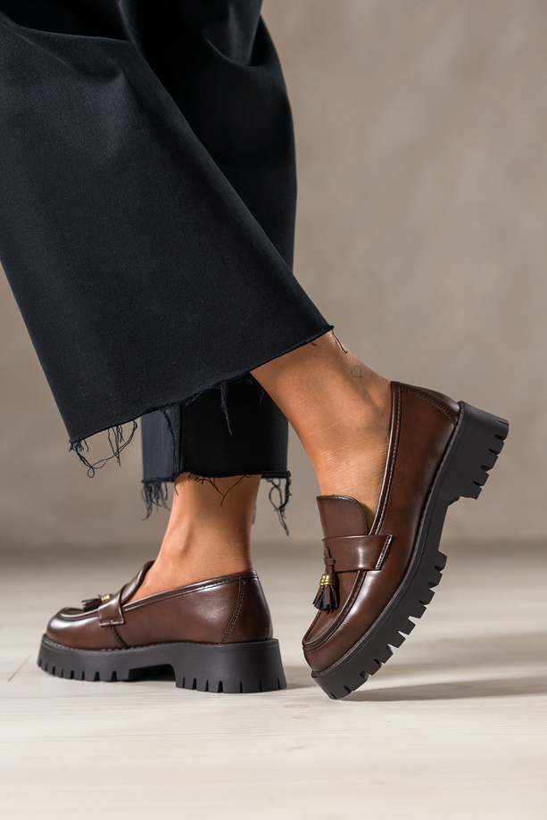 Czekoladowe mokasyny damskie półbuty z chwostami na bieżnikowanej platformie skórzana wkładka Carla K-6-B899