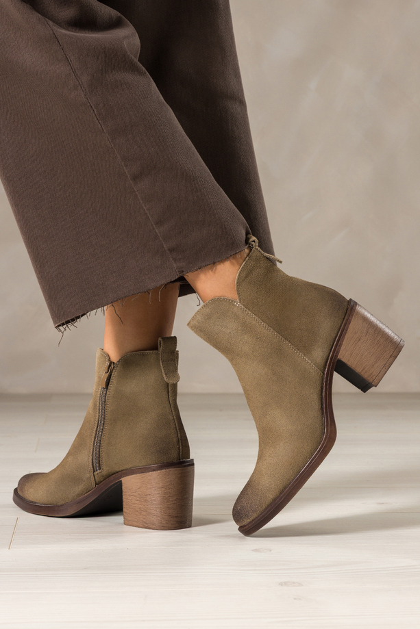 Ciemnobeżowe botki skórzane damskie Sergio Leone obcas klocek przeszyta cholewka YG74678-H