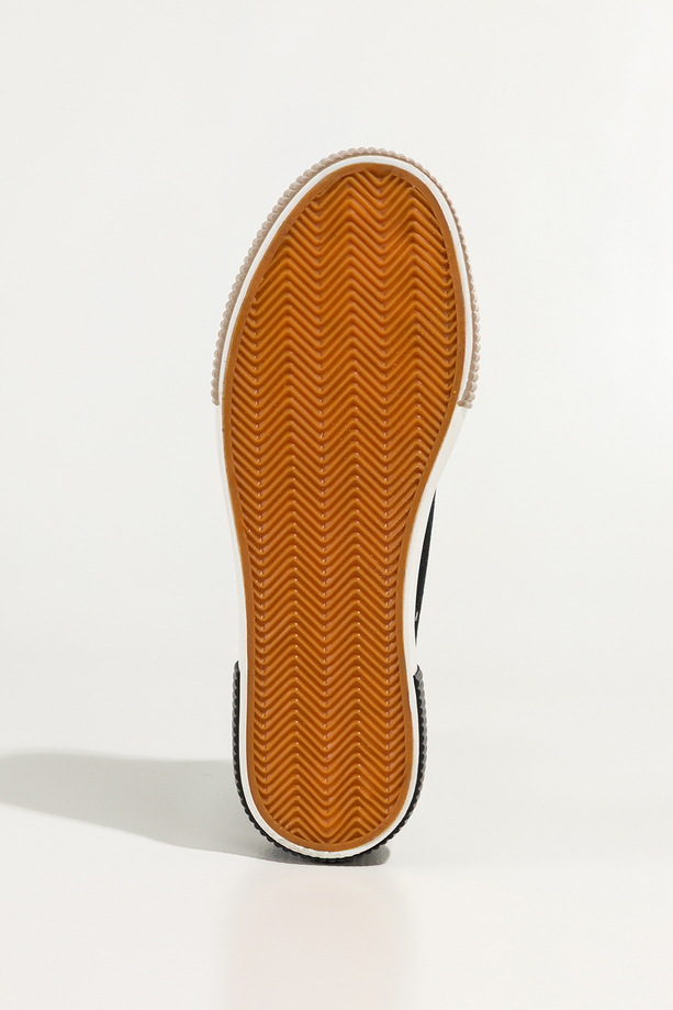 Czarne trampki damskie sneakersy na platformie z ozdobą sznurowane Carla QY835
