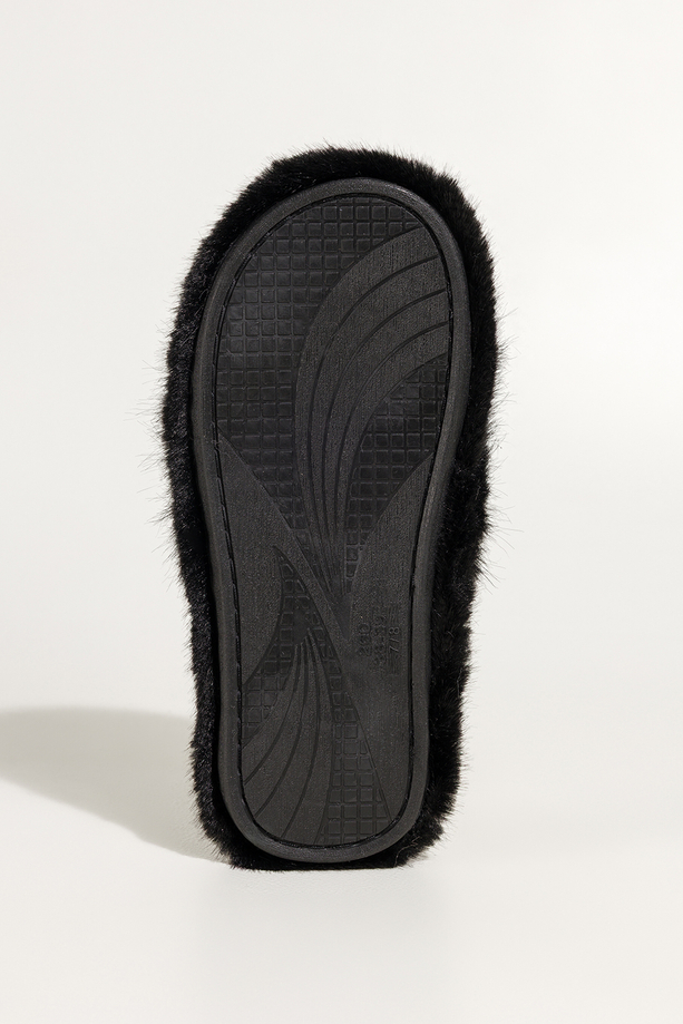 Czarne kapcie damskie obuwie domowe futrzane szeroki pasek ze złotą ozdobą Casu UO961