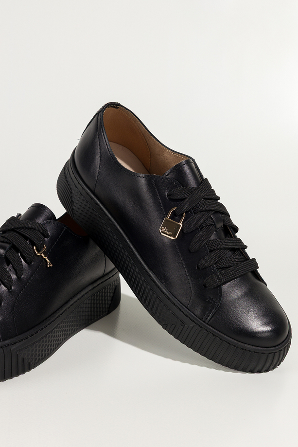 Czarne sneakersy skórzane damskie buty sportowe na platformie z kłódką sznurowane PRODUKT POLSKI Casu 1145