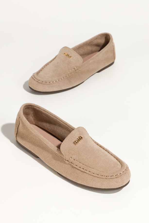 Beżowe mokasyny damskie półbuty płaskie ze złotą ozdobą skórzana wkładka Carla G341K