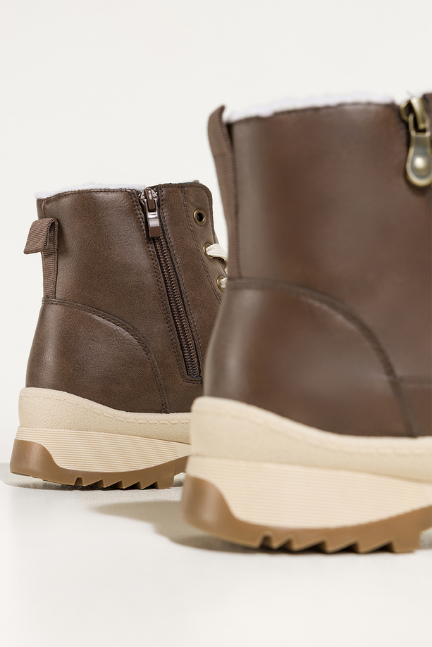 Brązowe botki damskie na bieżnikowanej elastycznej platformie ozdobny zamek na cholewce sznurowane Casu 1912-6