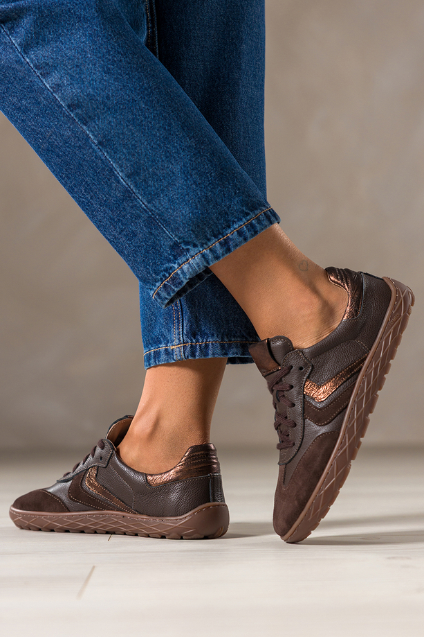 Czekoladowe sneakersy barefoot skórzane damskie szerokie na elastycznej żłobionej podeszwie miedziane wstawki sznurowane PRODUKT POLSKI Casu 89797