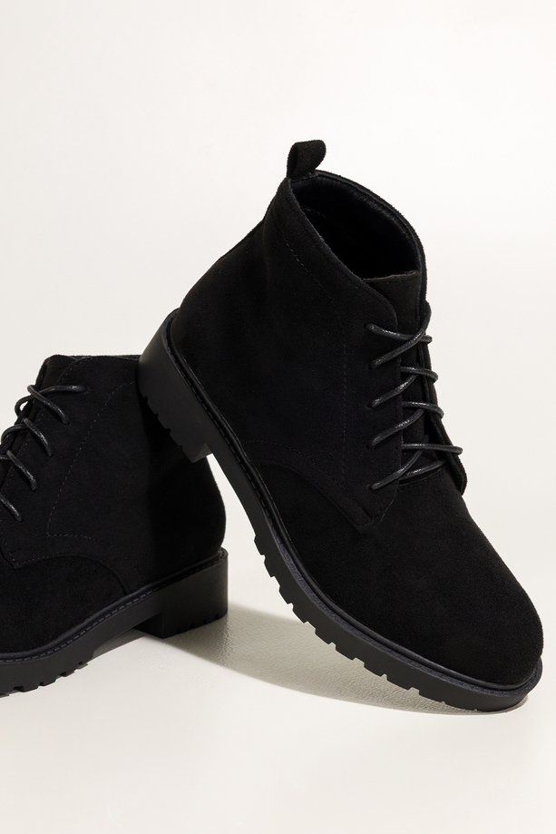 Czarne botki damskie na żłobionej podeszwie sznurowane Casu 8998-8