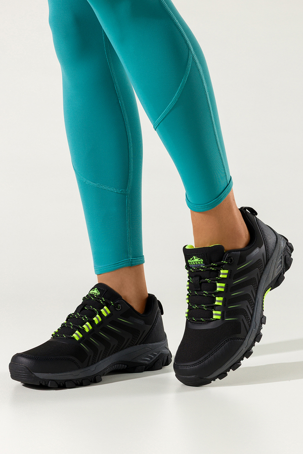 Czarne buty trekkingowe damskie buty sportowe softshell na bieżnikowanej podeszwie seledynowe wstawki sznurowane Carla EY82933-7