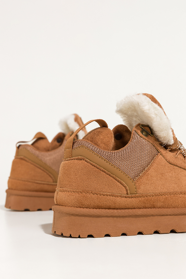 Camelowe sneakersy damskie z futerkiem na bieżnikowanej platformie ozdobne sznurówki z wzorem Casu 22337-7