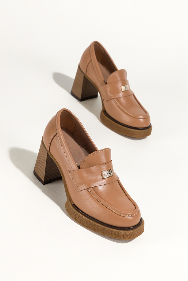 Camelowe mokasyny skórzane damskie na szerokim klocku złota ozdoba PRODUKT POLSKI Casu 79830