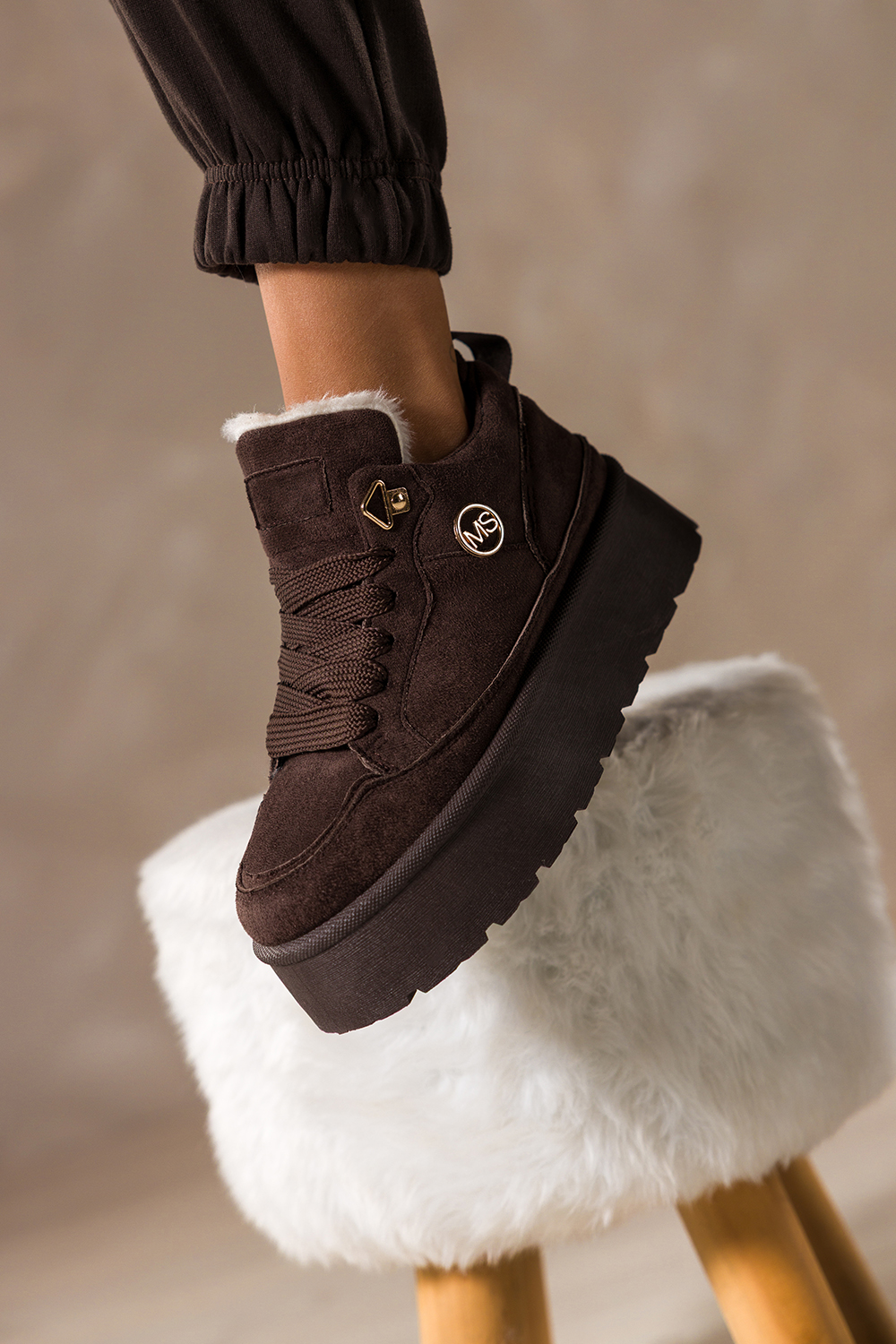 Czekoladowe sneakersy damskie z futerkiem na platformie zota ozdoba sznurowane Casu SB123-8