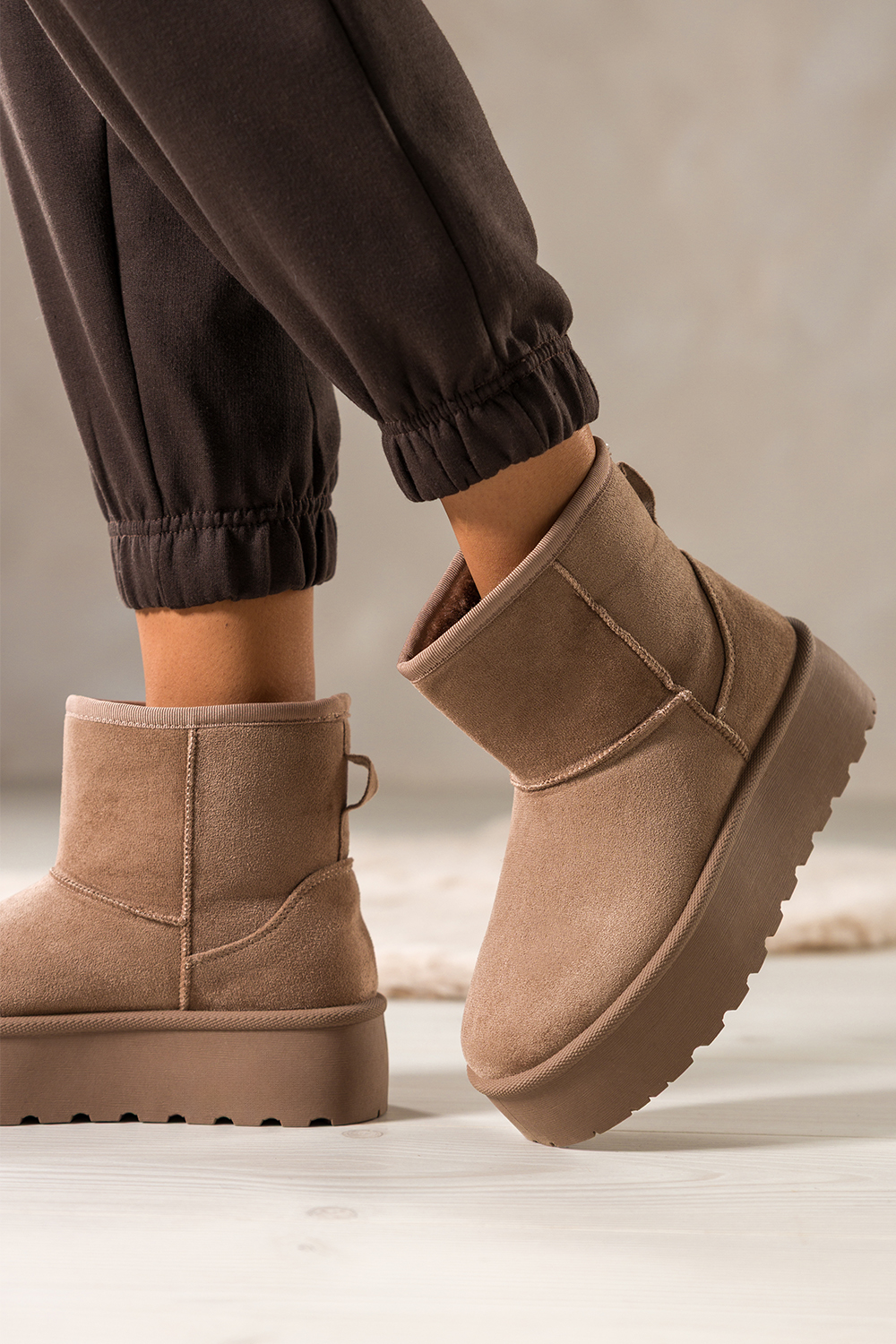 Ciemnobeowe niegowce mukluki damskie na bienikowanej platformie Casu 1941