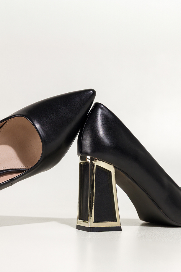 Czarne czółenka damskie na szerokim ozdobnym klocku ze złotymi akcentami Carla N476K