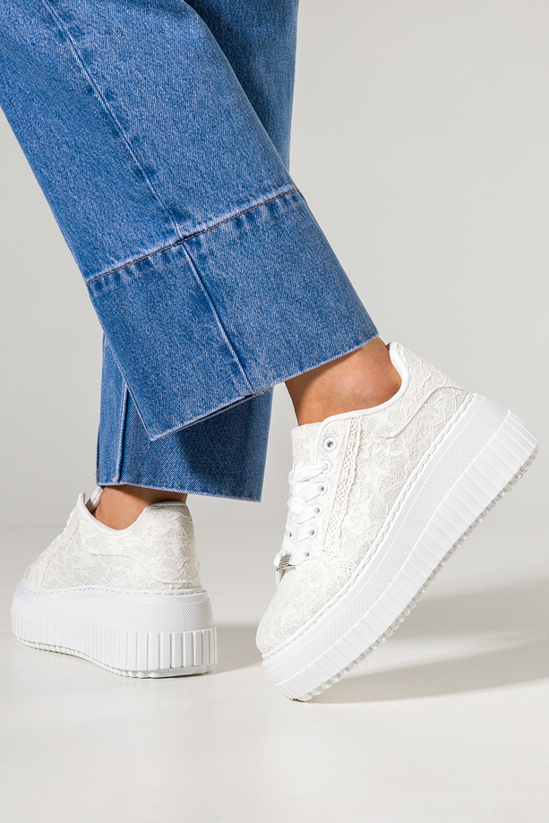 Białe sneakersy damskie creepersy koronkowe brokatowe na platformie ze żłobieniami srebrne ozdoby z cyrkoniami sznurowane Carla LA321P