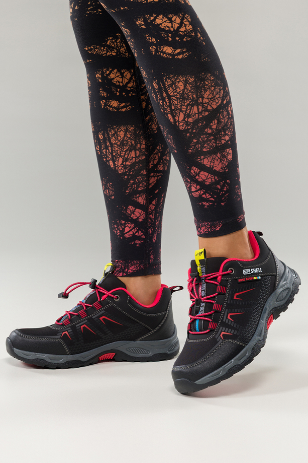 Czarne buty trekkingowe damskie buty sportowe na bieżnikowanej podeszwie z regulowaną elastyczną sznurówką czerwone wstawki softshell Casu 2213-7W