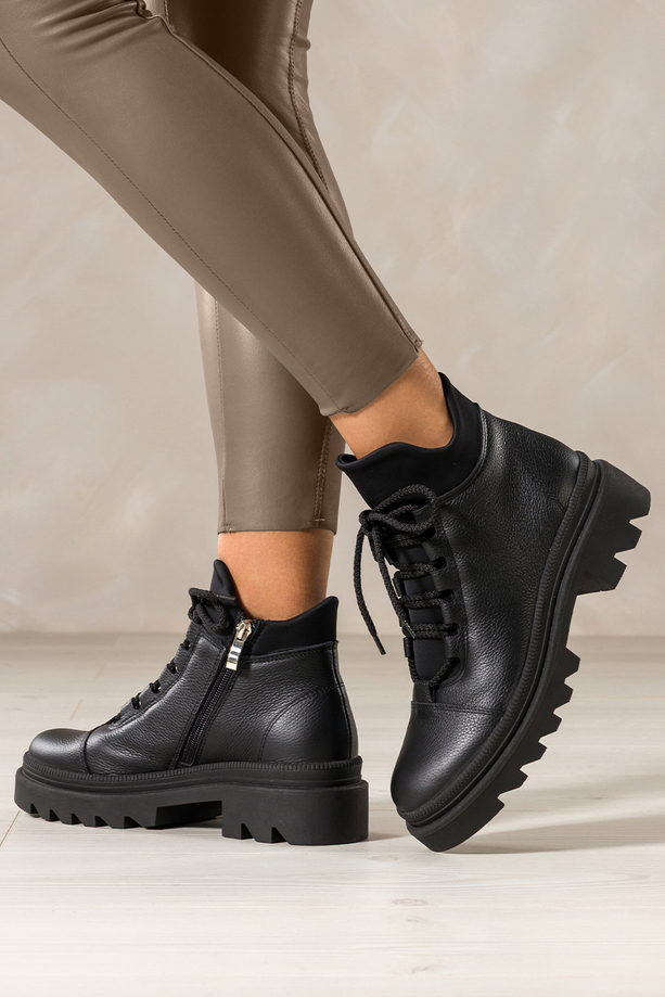 Czarne botki skórzane damskie na bieżnikowanej podeszwie sznurowane PRODUKT POLSKI Casu A099