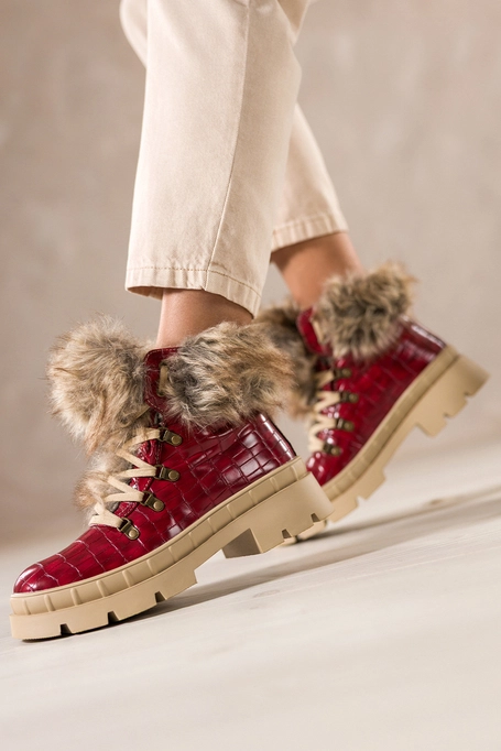 Czerwone botki śniegowce damskie trapery na bieżnikowanej platformie wykończone futerkiem krokodyli wzór sznurowane Carla TW-GO54