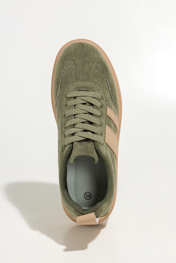 Zielone sneakersy damskie creepersy na platformie beżowe wstawki sznurowane Carla 9156