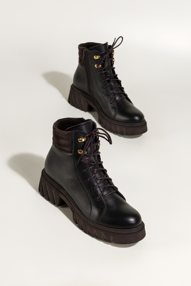 Czarne botki skórzane damskie na bieżnikowanej czekoladowej podeszwie sznurowane PRODUKT POLSKI Casu 8097