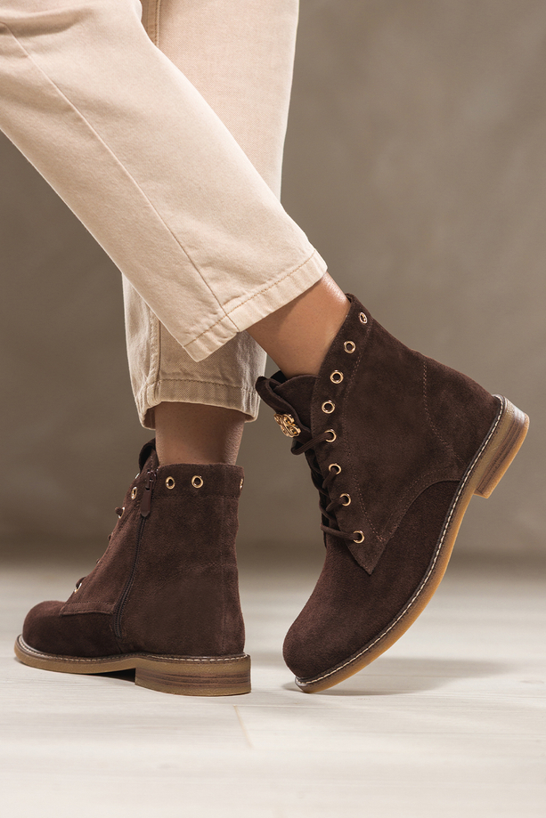 Czekoladowe botki damskie skórzane płaska podeszwa z przeszyciami złota ozdoba na języku nity sznurowane Carla B194-7