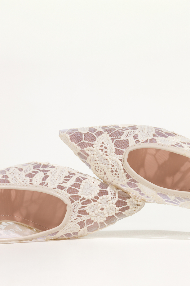 Beżowe czółenka damskie szpilki koronkowe odkryta pięta guma w pasku Carla S1-8844V