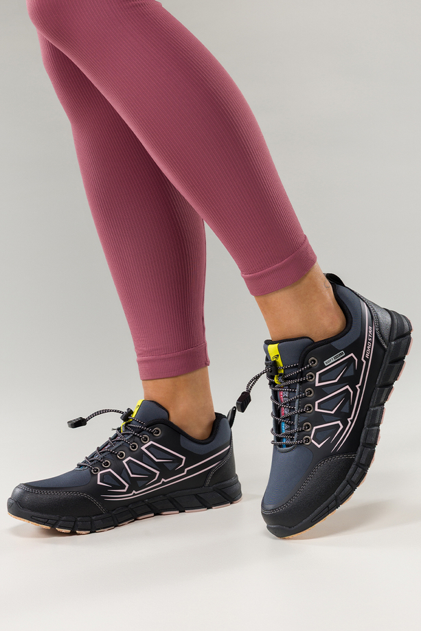 Czarne buty trekkingowe damskie buty sportowe na bieżnikowanej podeszwie z regulowaną elastyczną sznurówką różowe wstawki softshell Casu 2309-9W