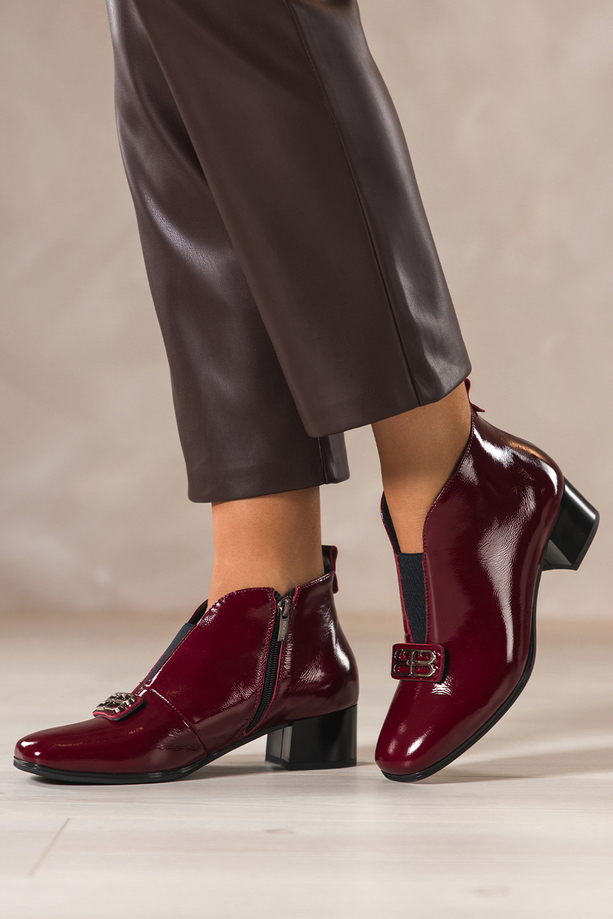 Bordowe botki skórzane damskie lakierowane obcas klocek elastyczna guma na przodzie srebrna ozdoba PRODUKT POLSKI Casu 378-L