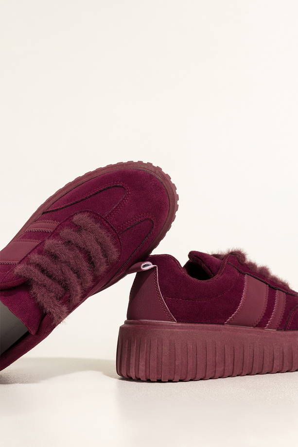 Bordowe sneakersy damskie buty sportowe na żłobionej platformie z futrzaną sznurówką Casu KX696