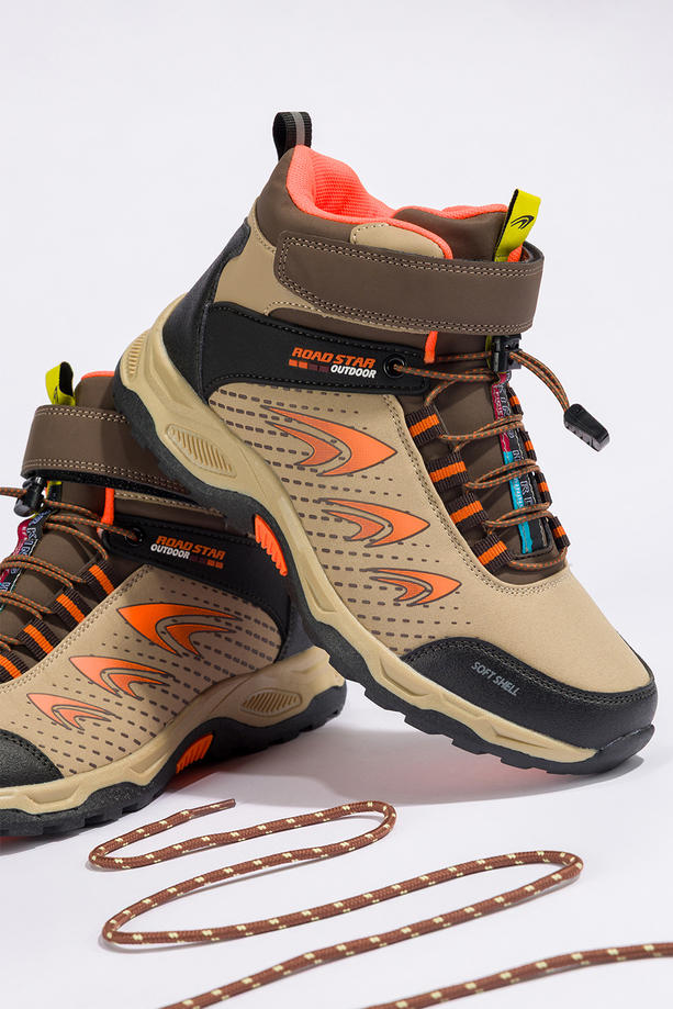 Beżowe buty trekkingowe damskie na bieżnikowanej podeszwie z regulowaną elastyczną sznurówką pomarańczowe wstawki softshell Casu 2310-8W