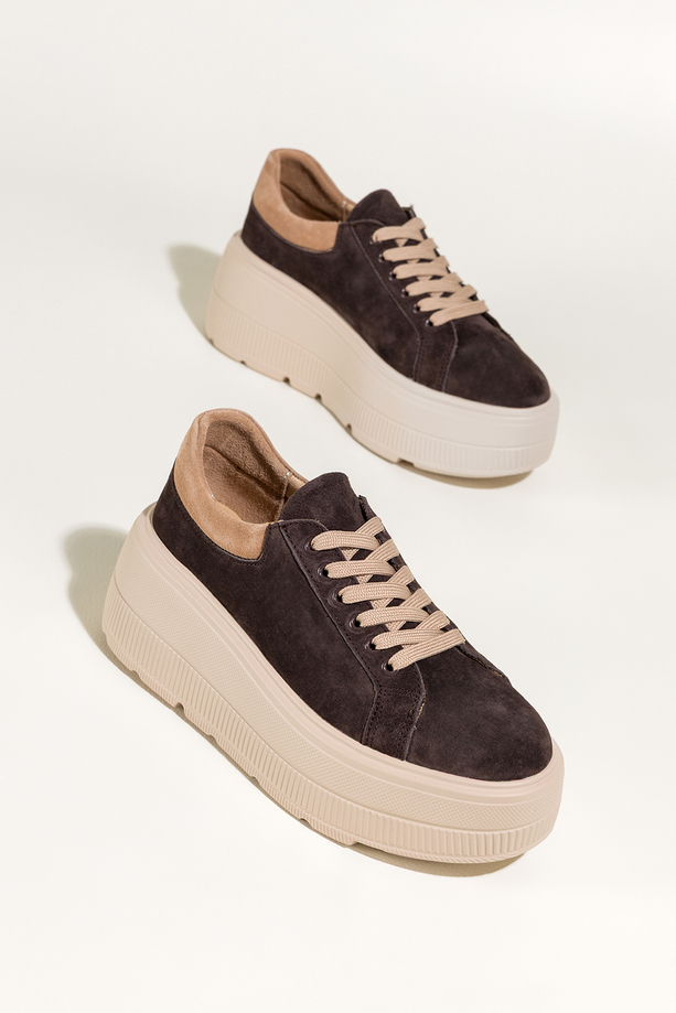 Czekoladowe sneakersy skórzane damskie buty sportowe na grubej żłobionej podeszwie beżowe wstawki sznurowane Carla TW-OC8923