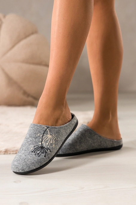 Szare kapcie damskie Inblu obuwie domowe z wyjmowaną wkładką kwiaty na cholewce TU999969