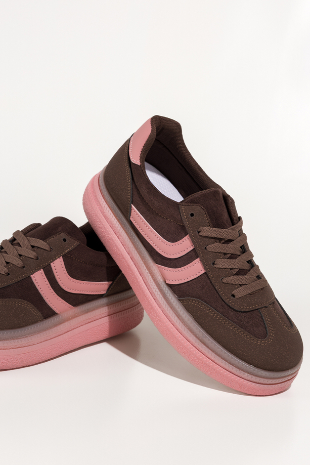 Brązowe sneakersy damskie buty sportowe na różowej platformie różowe wstawki sznurowane Carla 1000