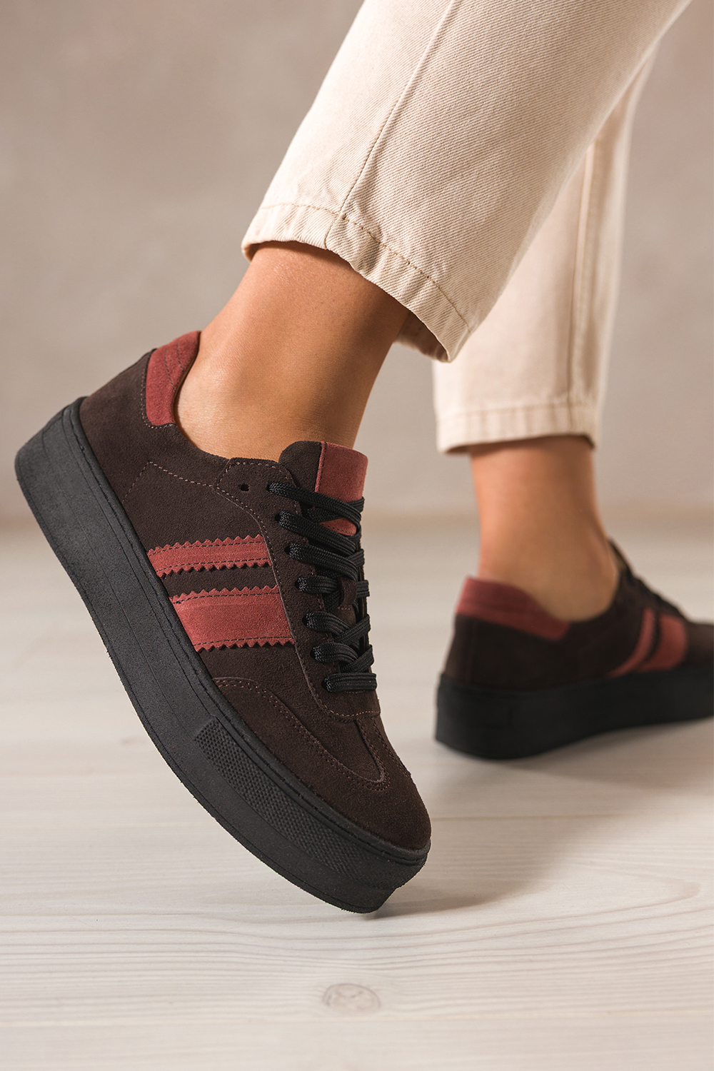 Czekoladowe sneakersy skórzane damskie buty sportowe na platformie z rudymi wstawkami sznurowane PR