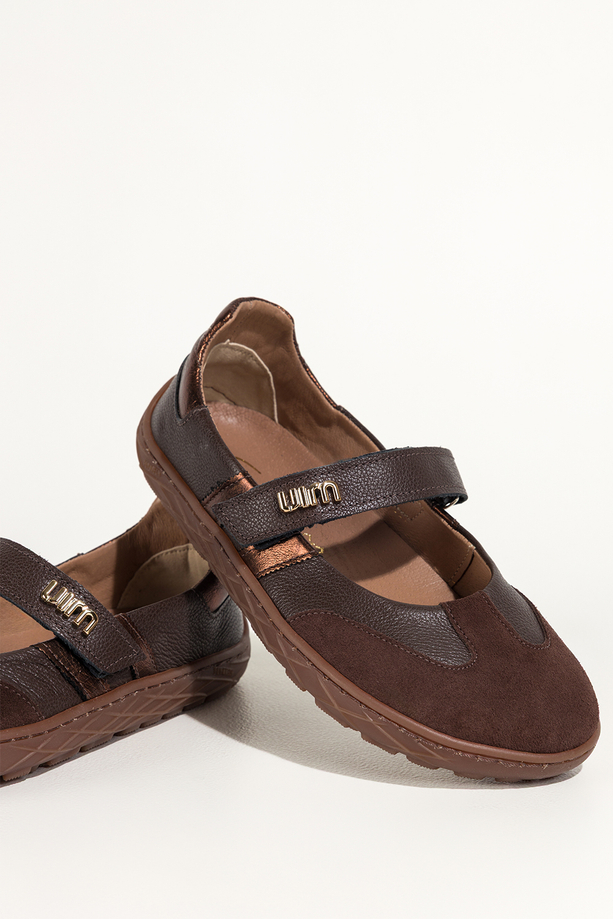 Czekoladowe baleriny barefoot skórzane damskie szerokie na elastycznej żłobionej podeszwie miedziane wstawki pasek na rzep złota ozdoba PRODUKT POLSKI Casu 89796