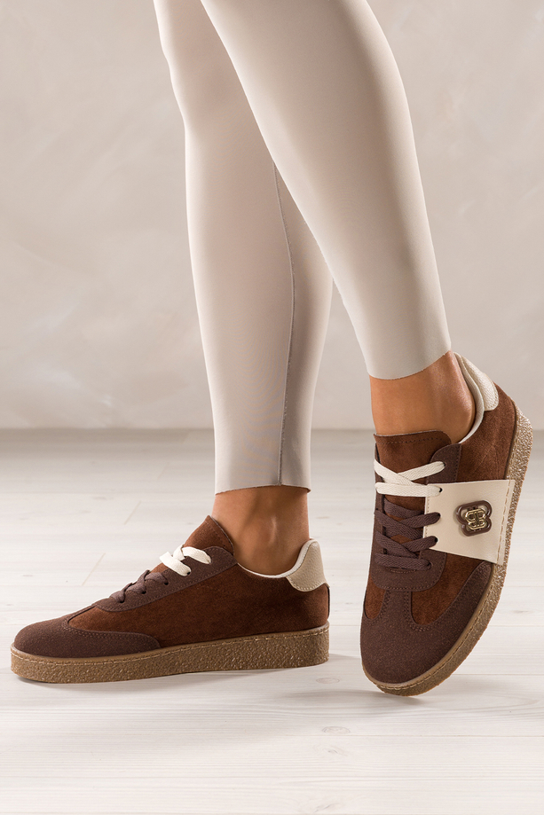 Brązowe sneakersy damskie buty sportowe na beżowej platformie podwójne sznurówki kremowe wstawki złota ozdoba Casu 0983