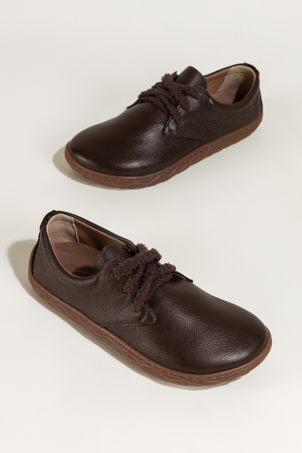 Czekoladowe buty barefoot skórzane damskie szerokie na elastycznej płaskiej podeszwie puszyste sznurówki PRODUKT POLSKI Casu 89811