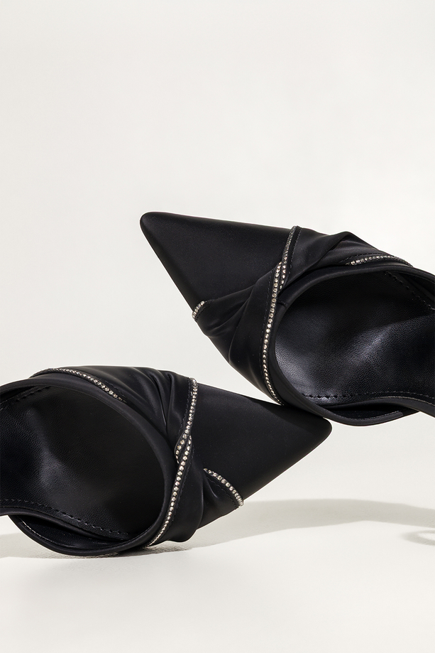 Czarne czółenka damskie szpilki satynowe z zakrytą piętą pasek wokół kostki kokarda z cyrkoniami Carla OV882K