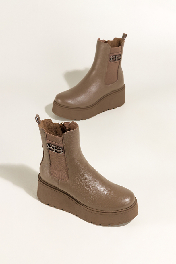 Ciemnobeżowe botki skórzane damskie na bieżnikowanej platformie guma w cholewce stalowa ozdoba PRODUKT POLSKI Casu 39501