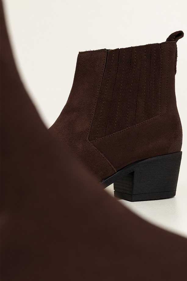 Czekoladowe botki skórzane damskie kowbojki na szerokim ściętym klocku guma w cholewce PRODUKT POLSKI Casu 39455