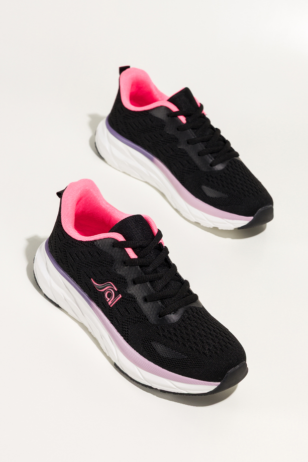Czarne sneakersy damskie buty sportowe z perforacją na białej żłobionej platformie różowe wstawki sznurowane Carla QP-0618-4