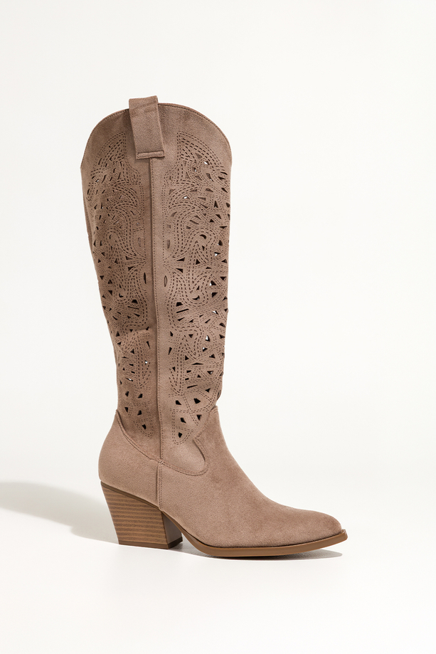 Beżowe kozaki damskie kowbojki z szeroką ażurową cholewką na ściętym klocku Carla MH402K