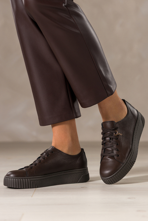 Czekoladowe sneakersy skórzane damskie buty sportowe na platformie ze złotą kłódką sznurowane PRODUKT POLSKI Casu 8854