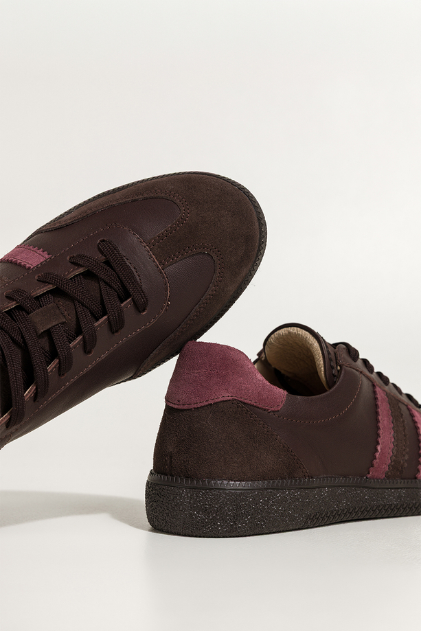 Czekoladowe sneakersy skórzane damskie buty sportowe na elastycznej podeszwie bordowe wstawki sznurowane PRODUKT POLSKI Casu M8765H7