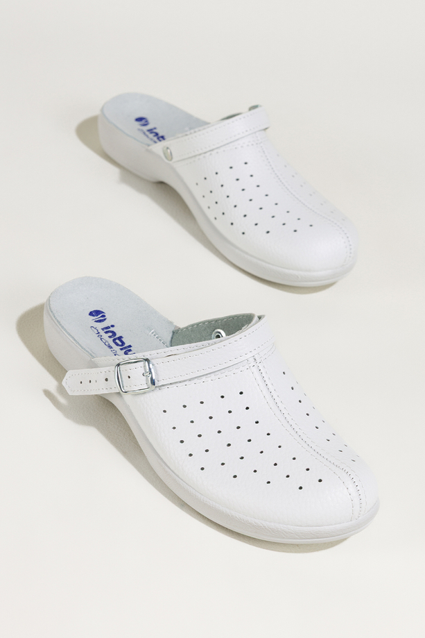 Białe klapki damskie Inblu sanitarne medyczne skórzana wkładka wąski pasek ze srebrną klamrą ZV999995