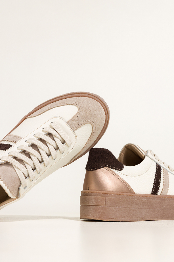 Białe sneakersy skórzane damskie buty sportowe na platformie z czekoladowymi i złotymi wstawkami sznurowane PRODUKT POLSKI Casu M8701