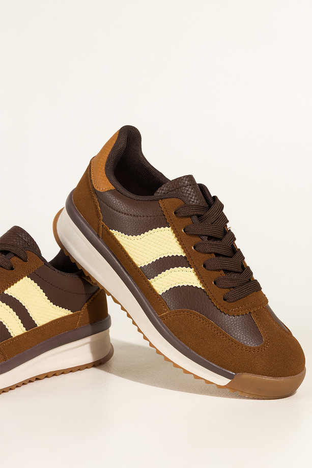 Camelowe sneakersy damskie buty sportowe na żłobionej podeszwie sznurowane beżowe wstawki Carla U76-692