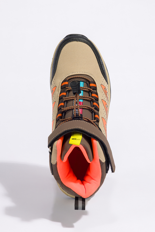 Beżowe buty trekkingowe damskie na bieżnikowanej podeszwie z regulowaną elastyczną sznurówką pomarańczowe wstawki softshell Casu 2310-8W