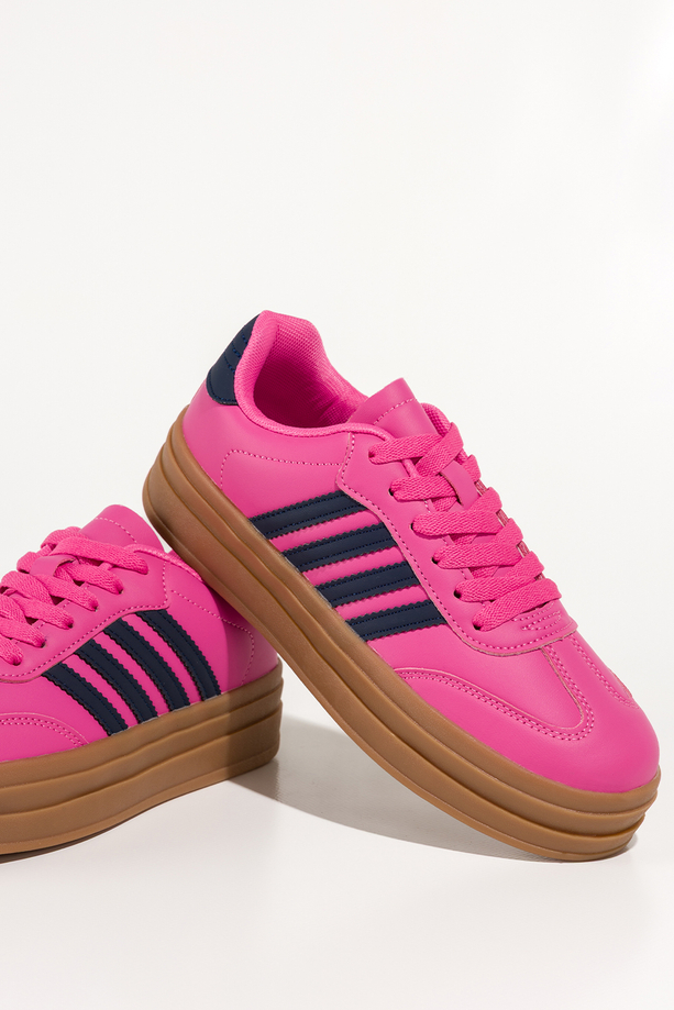 Różowe sneakersy damskie buty sportowe na żłobionej platformie sznurowane granatowe wstawki Carla ZW327