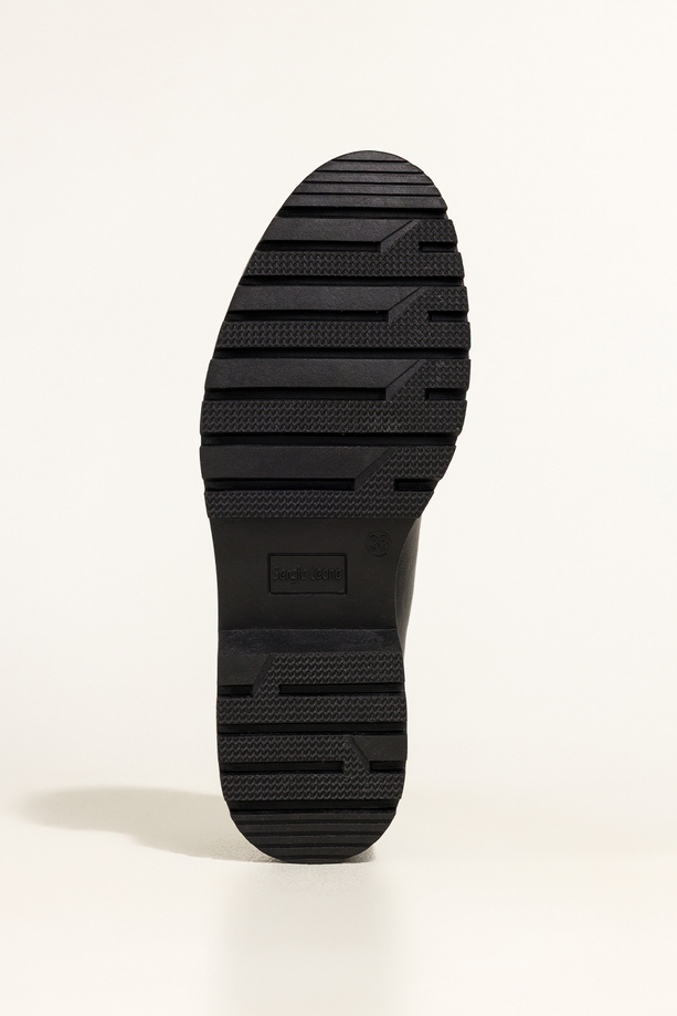 Czarne mokasyny skórzane damskie Sergio Leone na bieżnikowanej podeszwie czarna ozdoba na cholewce NP74833-H