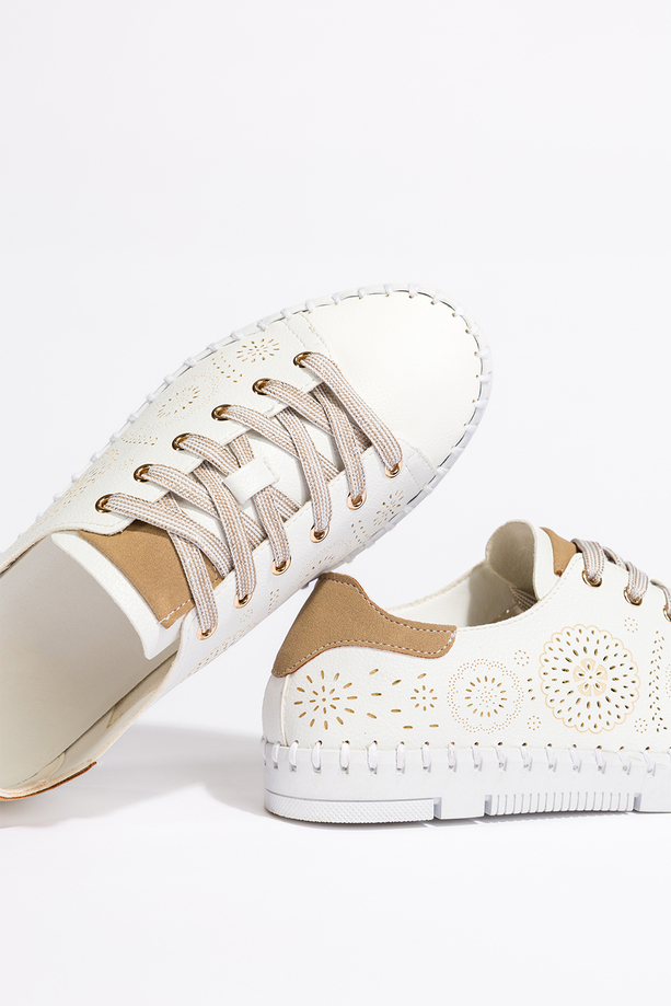 Białe sneakersy damskie buty sportowe ażurowe z elastyczną żłobioną podeszwą sznurowane Carla MD7588-2