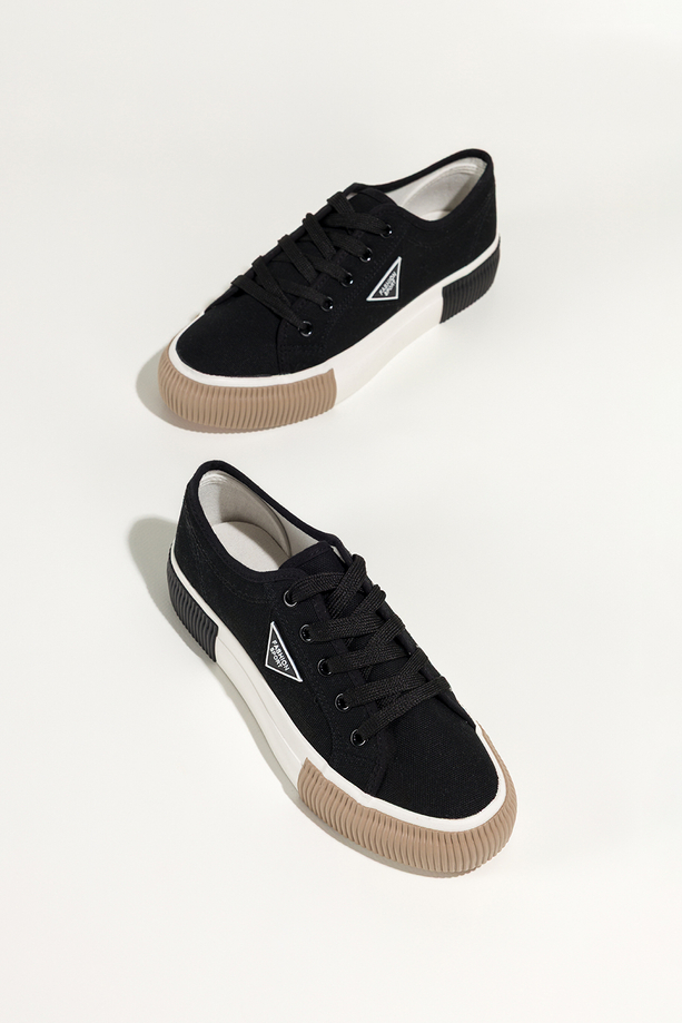 Czarne trampki damskie sneakersy na platformie z ozdobą sznurowane Carla QY835