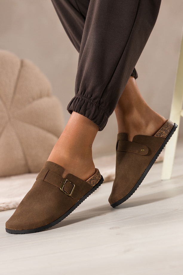 Czekoladowe klapki damskie na profilowanej płaskiej podeszwie pasek ze złotą klamrą Carla KH66K